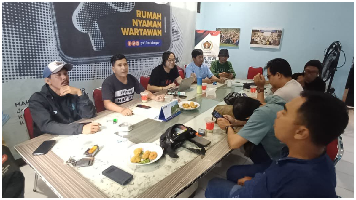 Panitian HPN 2026 saat menggelar rapat persiapan di Mako PWI Kota Bogor.