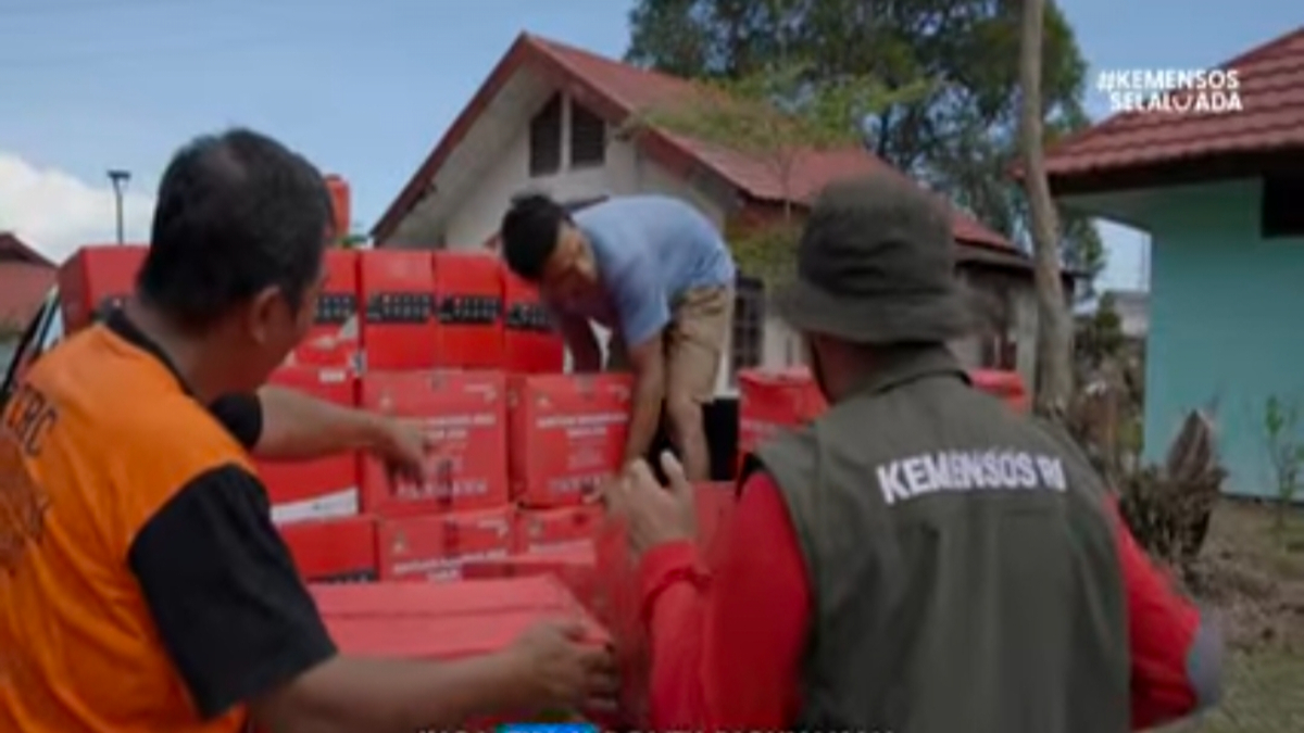 Ilustrasi penyaluran bansos kepada keluarga penerima manfaat.