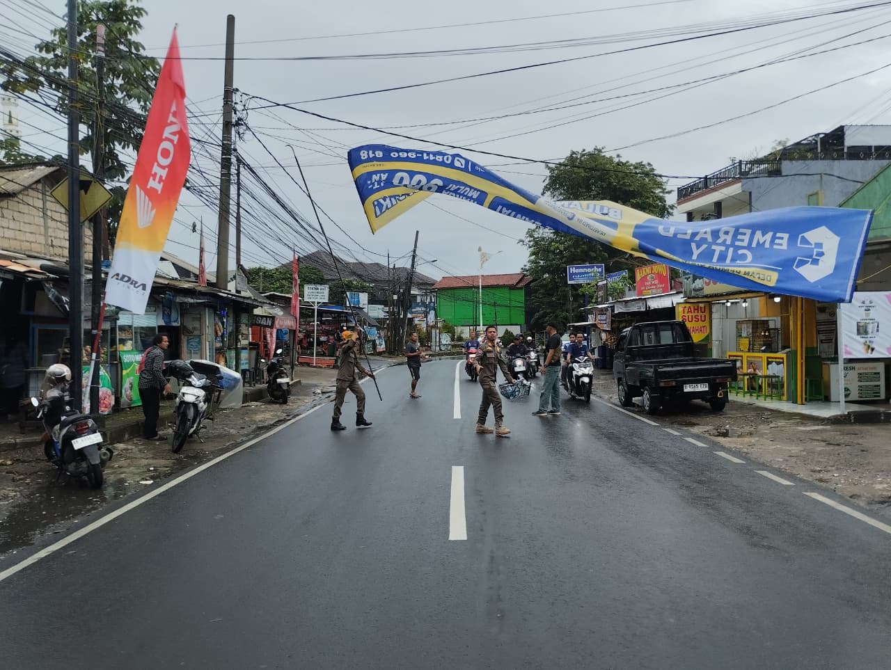 Penertiban spanduk tak berizin di wilayah Kecamatan Cibinong, Kabupaten Bogor, Kamis 5 Februari 2026.