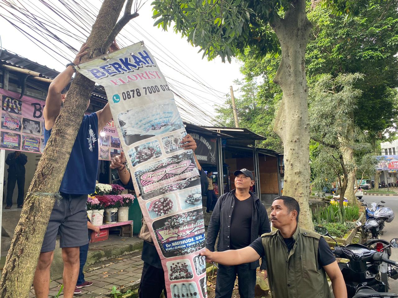 Petugas Kecamatan Bogor Selatan dan kelurahan saat menertibkan spanduk liar di sekitar kawasan Batutulis, Kota Bogor.