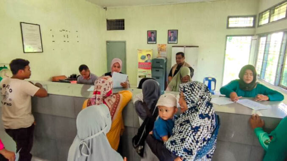 Ilustrasi KPM mencairkan dana bantuan sosial atau bansos.