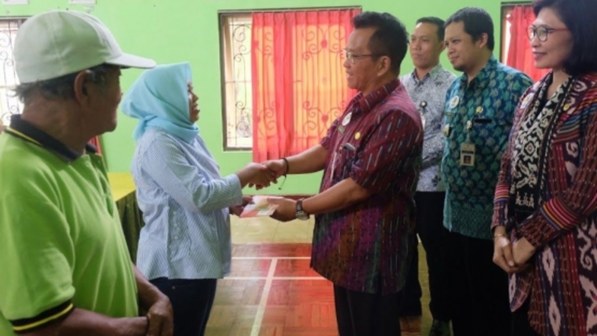 Ilustrasi penyaluran bansos kepada KPM.