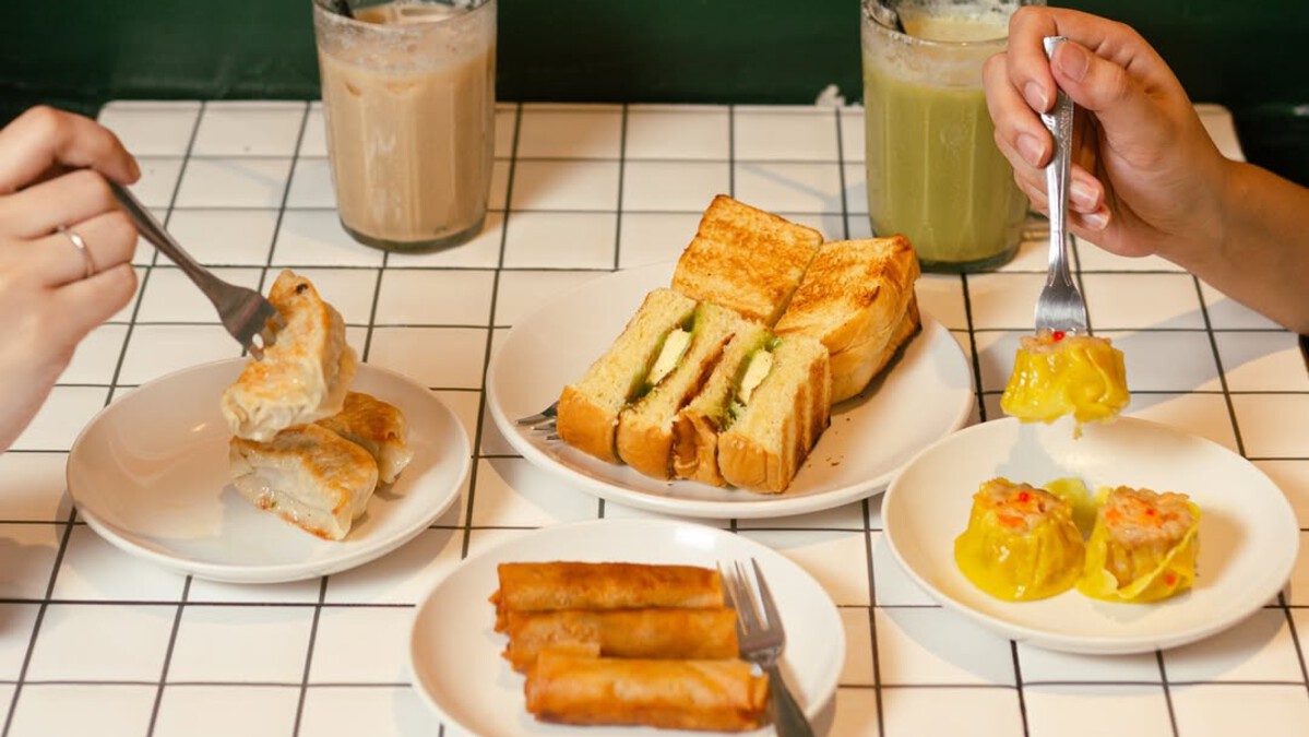 Boen Kopitiam Bogor cocok sebagai tempat sarapan, makan siang, ataupun ngopi.