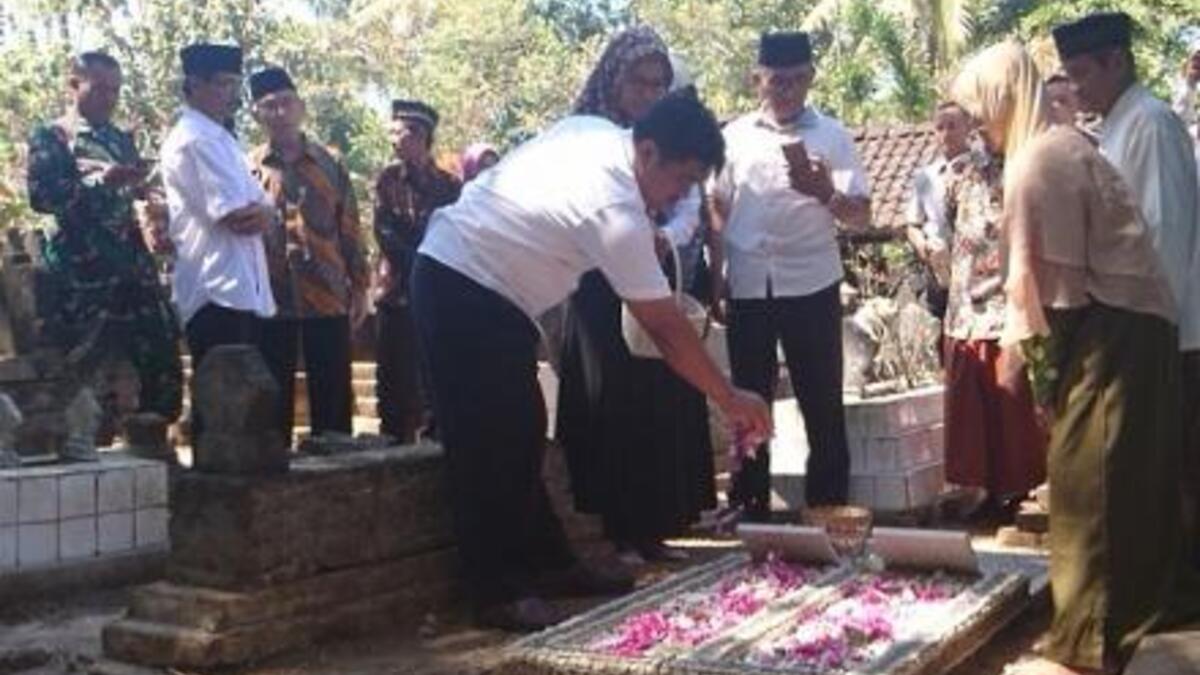Ilustrasi tabur bunga Saat ziarah kubur.