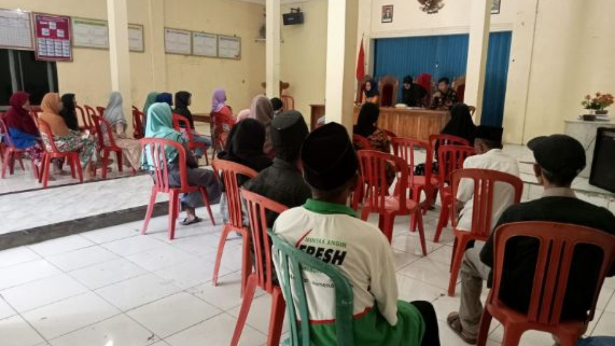 Pembagian bansos kepada masyarakat miskin