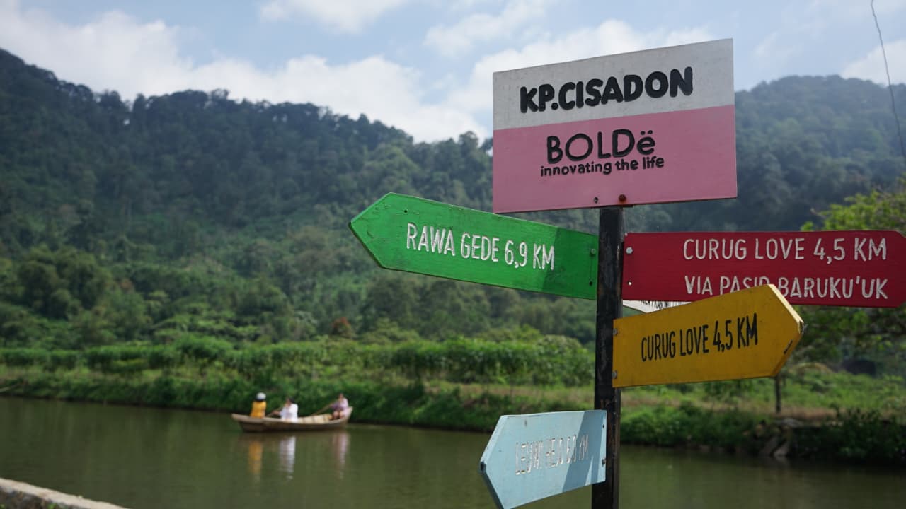 Suasana wisata di kampung Cisadon, Desa Karang Tengah, Kecamatan Babakan Madang, Kabupaten Bogor.