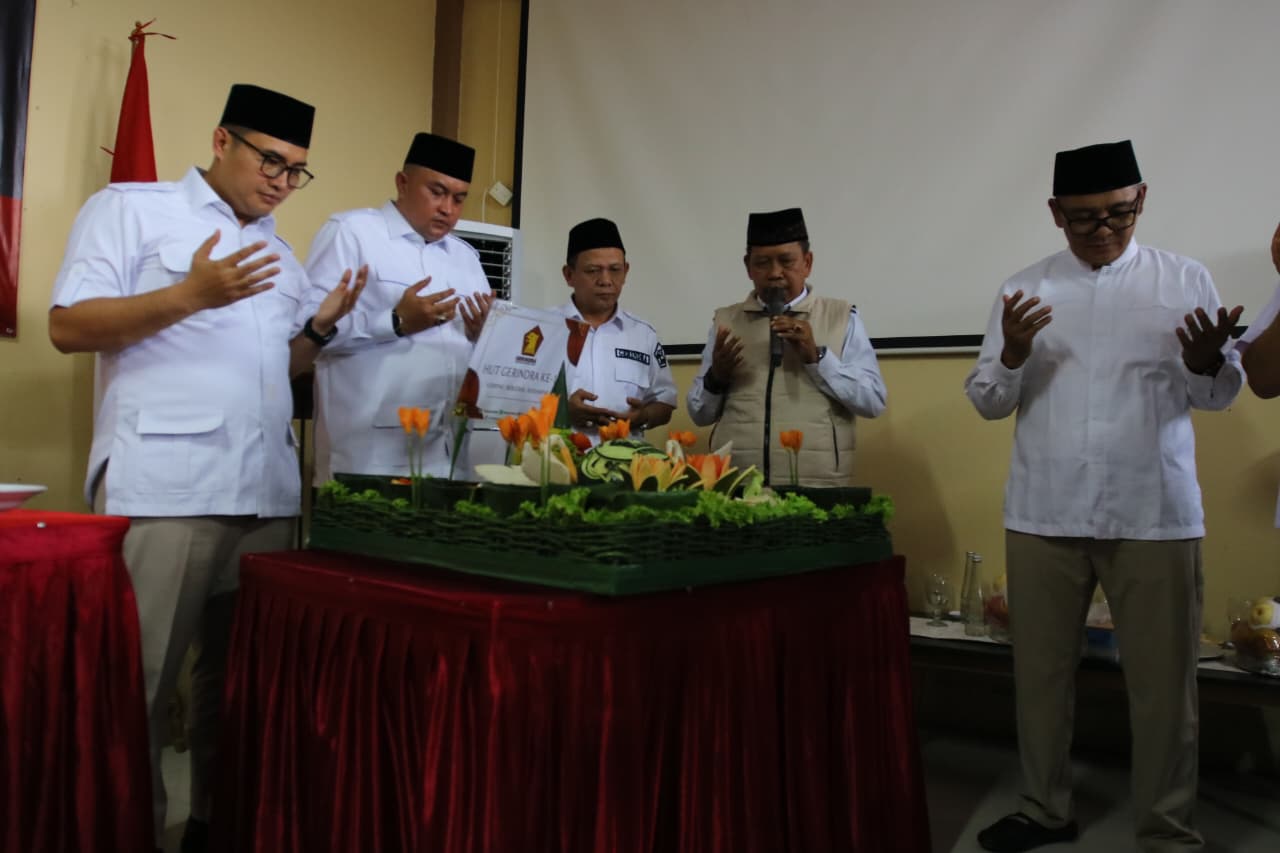 Ketua DPC Partai Gerindra, Iwan Setiawan, Wasekjen DPP Partai Gerindra, Rudy Susmanto, Wasekjen, Sastra Winara hadiri tasyakuran HUT Gerindra, Jumat 6 Februari 2026.