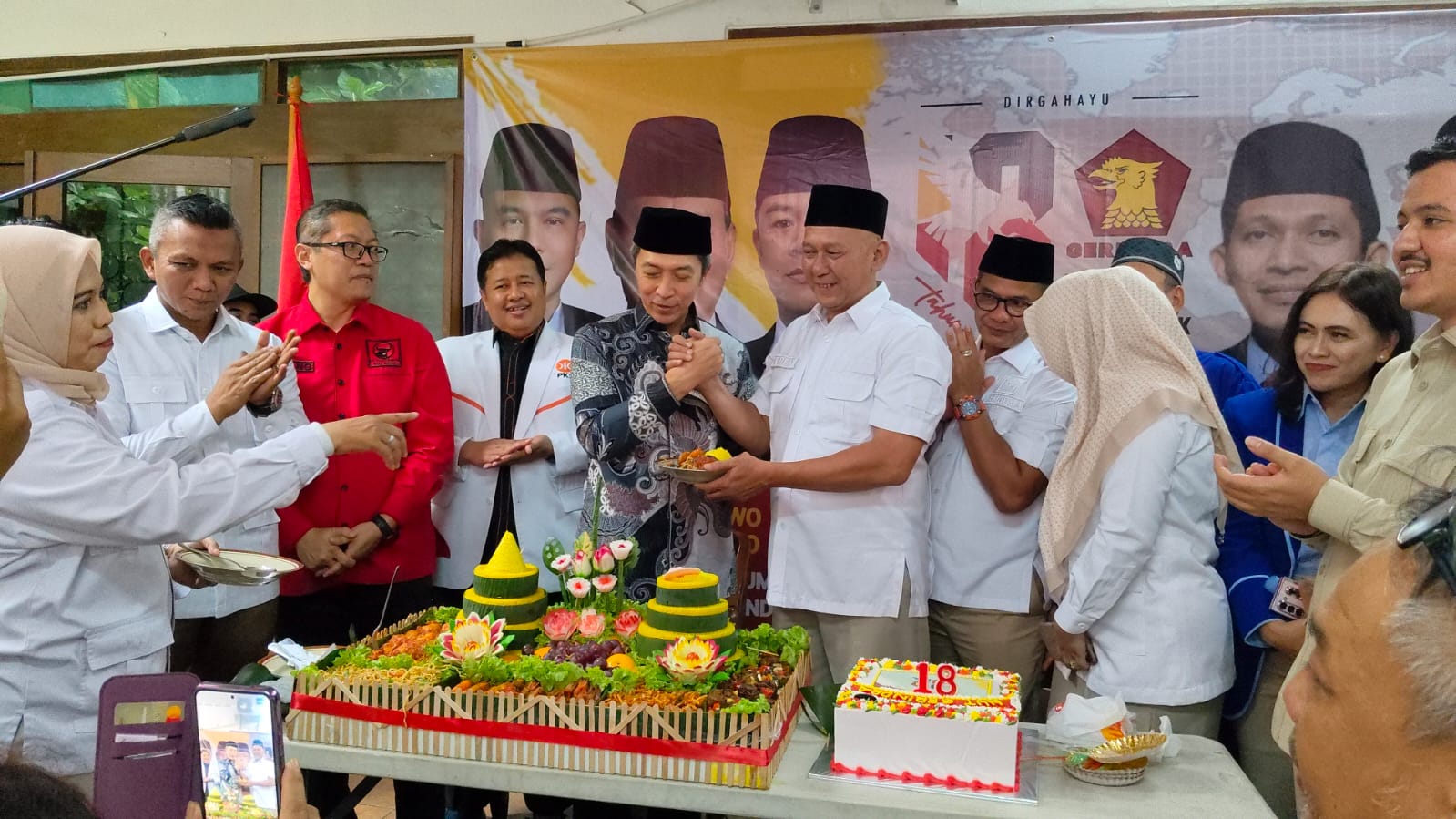 Acara syukuran &nbsp;HUT ke-18 Partai Gerindra ini diisi dengan pemotongan tumpeng, doa bersama, dan ramah tamah.