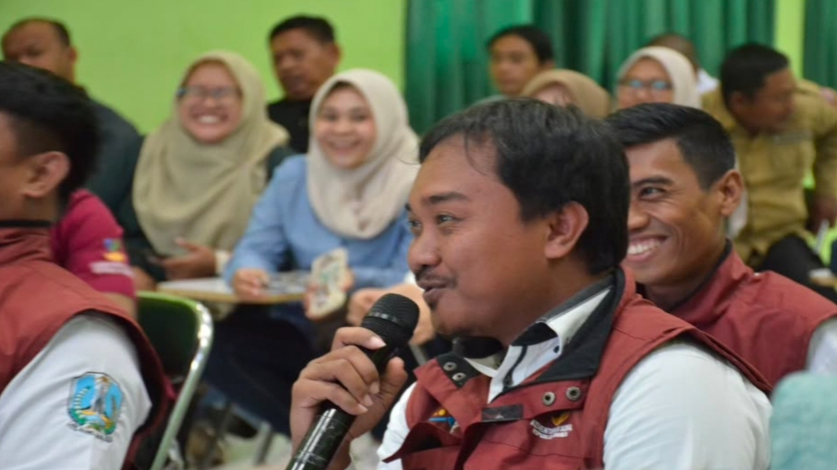 Ilustrasi petugas dan penerima bantuan sosial (bansos).