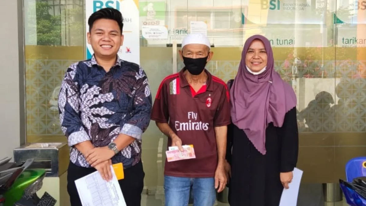 Ilustrasi KPM pemegang KKS BSI di Aceh mencairkan bansos PKH BPNT tahap 1
