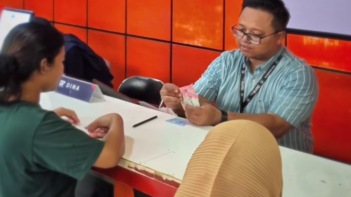Penyaluran bansos kepada keluarga penerima manfaat.