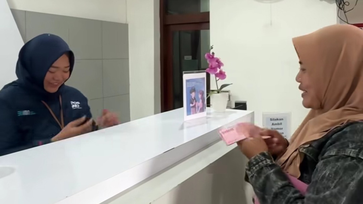 Ilustrasi penyaluran bantuan sosial atau bansos.