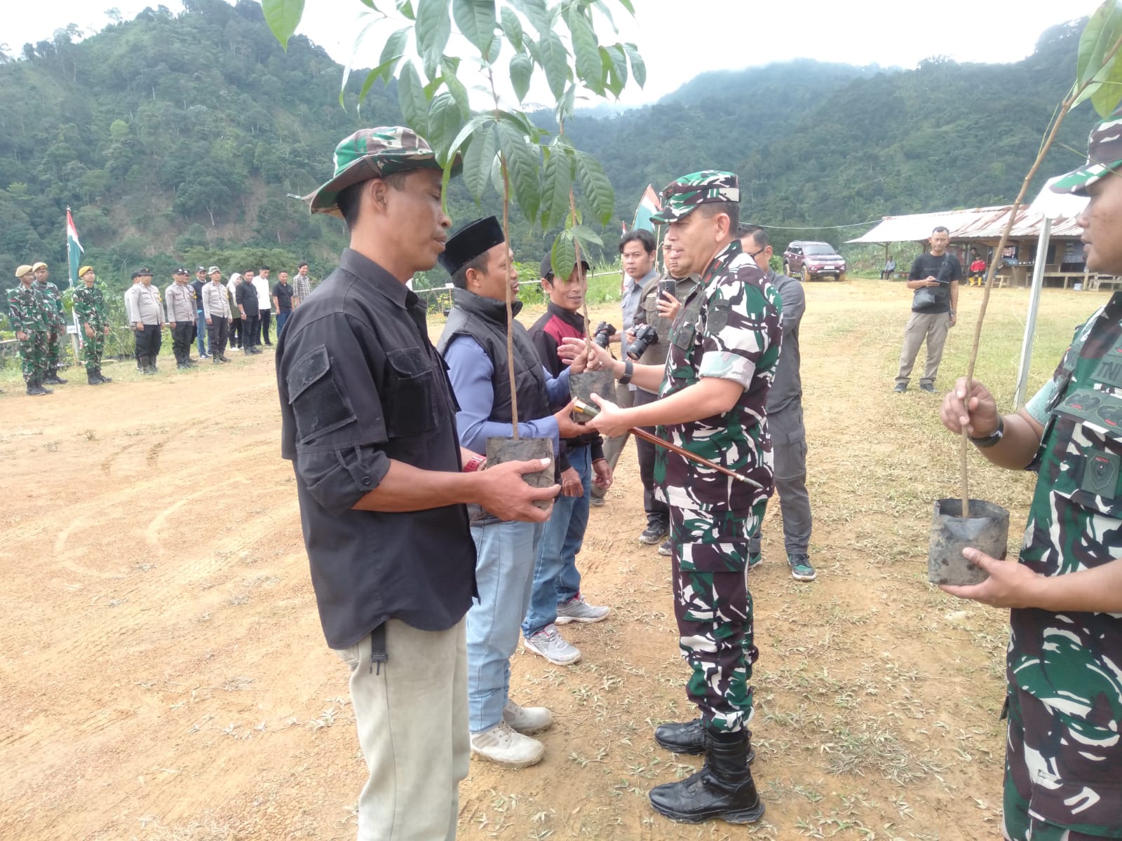 Danrem 061/SK, Brigjen TNI Thomas Rajunio saat menggelar penanaman pohon di Kecamatan Babakan Madang, Kabupaten Bogor.