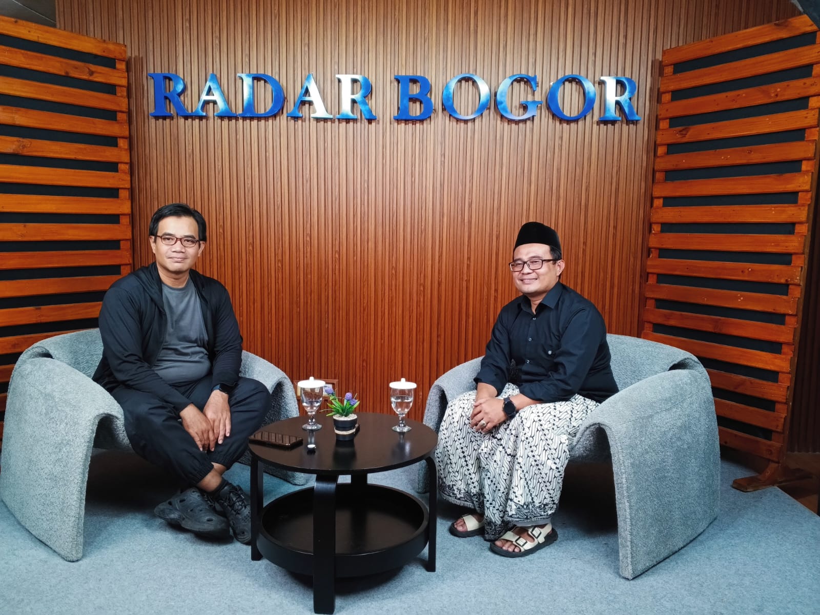 Ketua Panitia Pelantikan PC Jatma Aswaja Kota Bogor, Turmudi Hudri (kanan) saat menjadi narasumber Podcast Bicara Bogor oleh Radar Bogor.