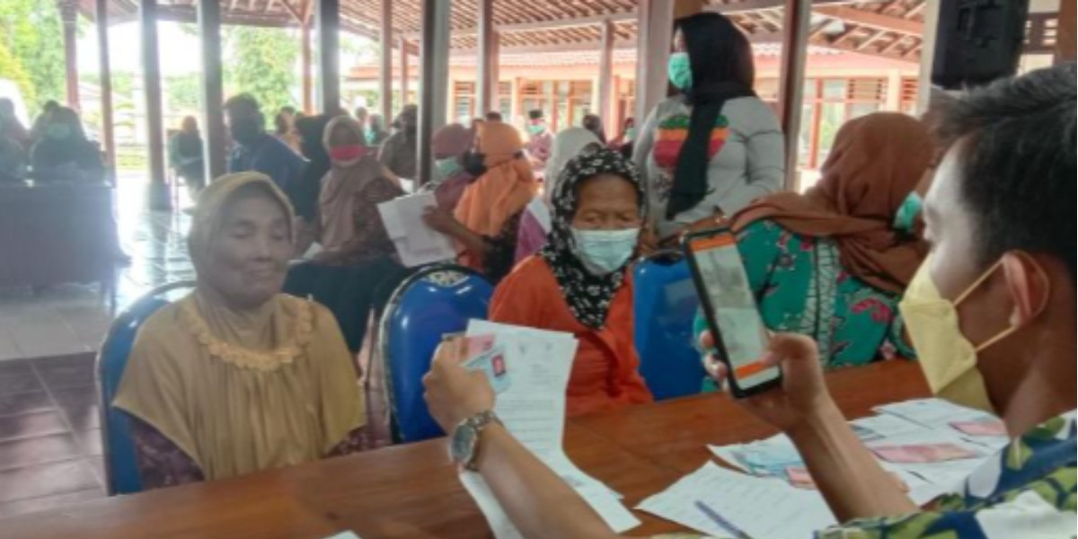 Ilustrasi penyaluran bansos kepada KPM.