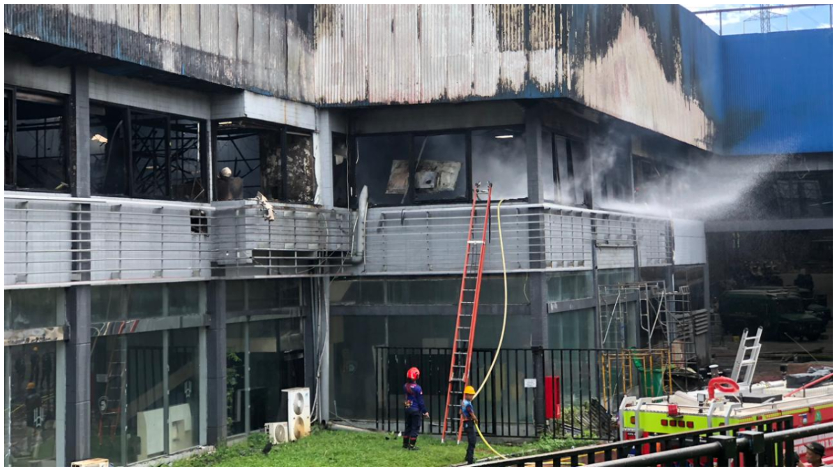 Kondisi terkini gedung Karoseri Delima Jaya di Jalan Sholeh Iskandar Kota Bogor yang terbakar.