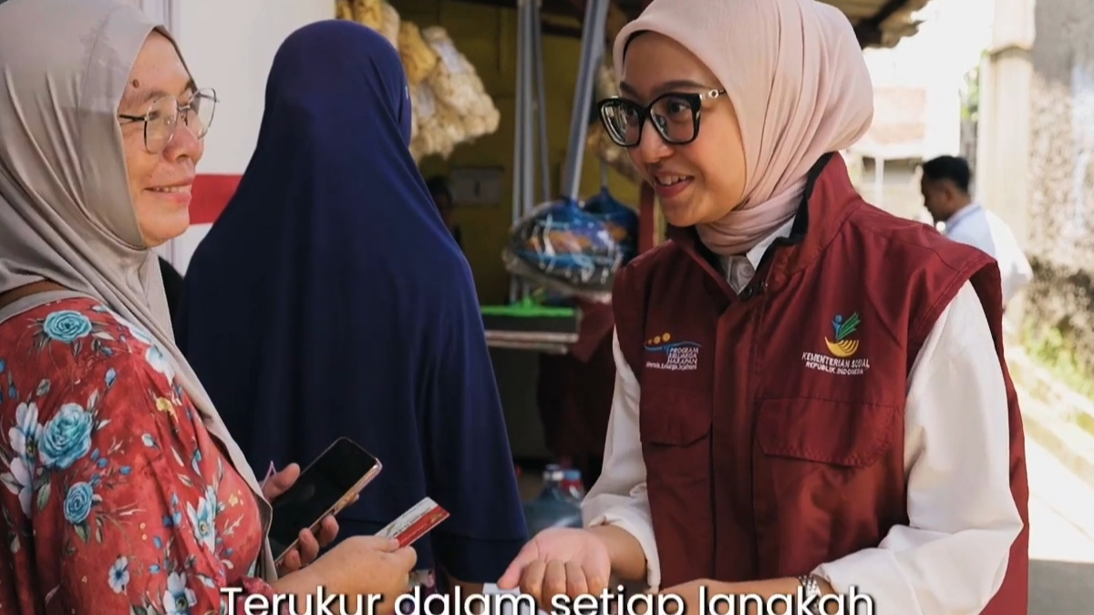 Ilustrasi KPM antri untuk cairkan bansos