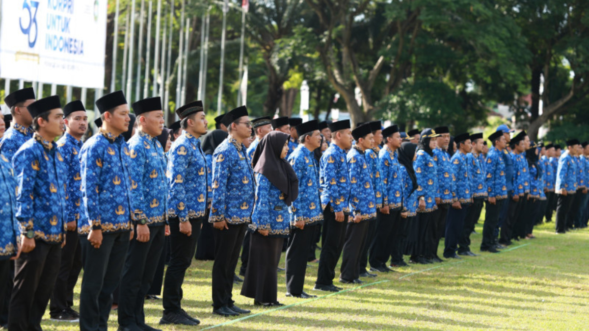 Ilustrasi PPPK yang memakai baju korpri, salah satu pakaian dinas yang wajib digunakan ASN pada saat tertentu.