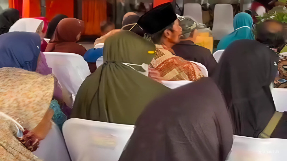 Ilustrasi penyaluran bansos kepada KPM.