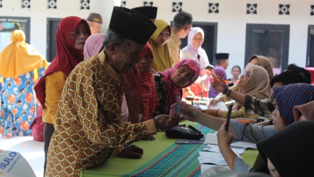 Ilustrasi KPM menerima pencairan dana bantuan sosial atau bansos.