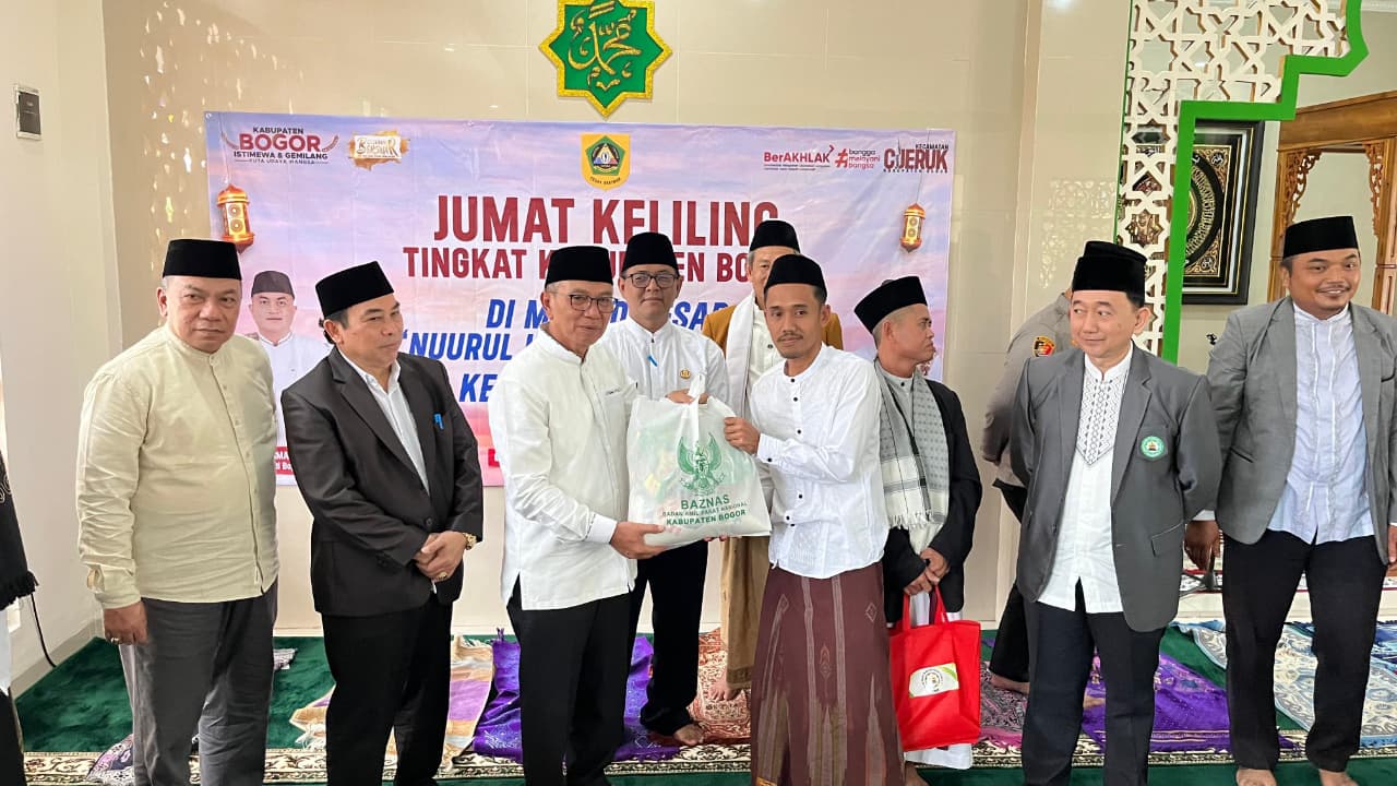 Aspemkesra, Zainal Ashari didampingi Kepala Baznas KH Lesmana, Kepala Diskominfo Bambang Tawekal saat memberikan bantuan kepada pengurus Masjid saat kegiatan Jumling.