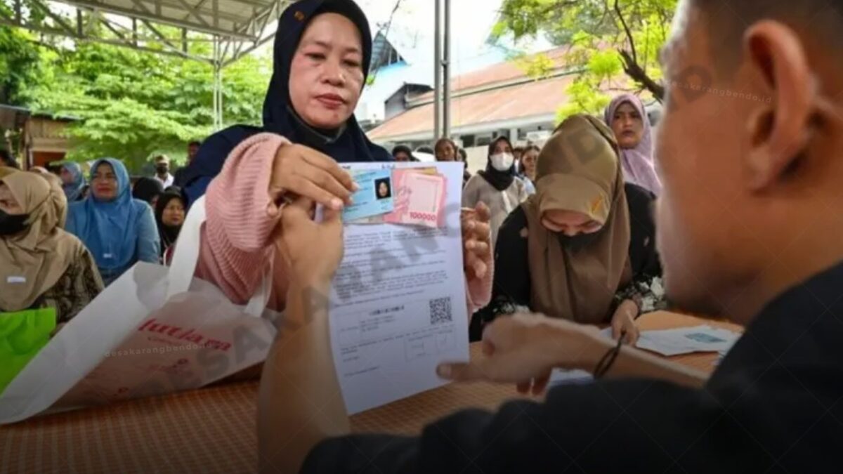 Penyaluran bansos kepada masyarakat yang menerima bantuan.