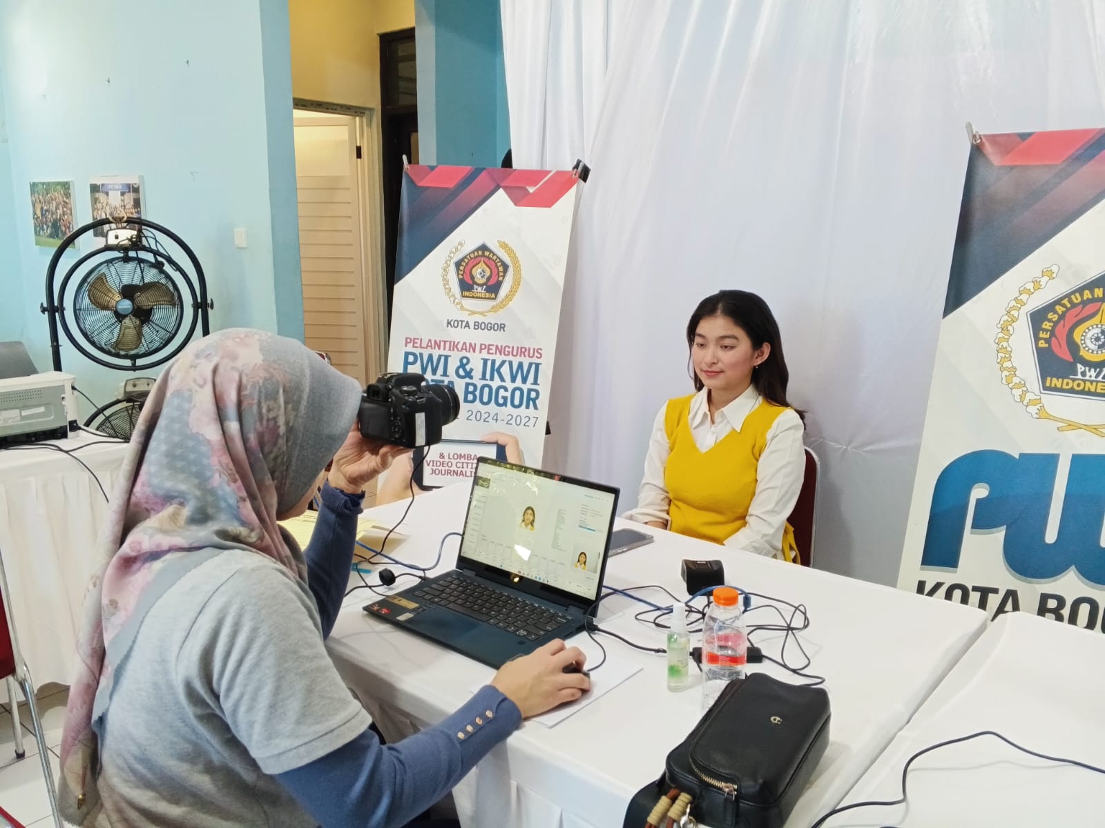Warga memadati Kantor PWI Kota Bogor saat layanan publik digelar dalam rangka HPN 2026 dan HUT ke-80 PWI, Sabtu 7 Februar 2026.