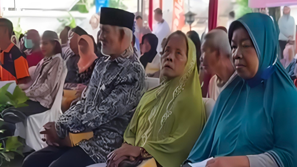Ilustrasi keluarga penerima manfaat bantuan sosial (bansos).