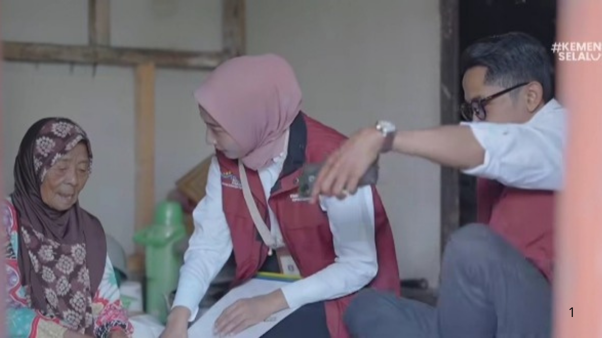 Survei petugas Kemensos kepada calon penerima manfaat bansos