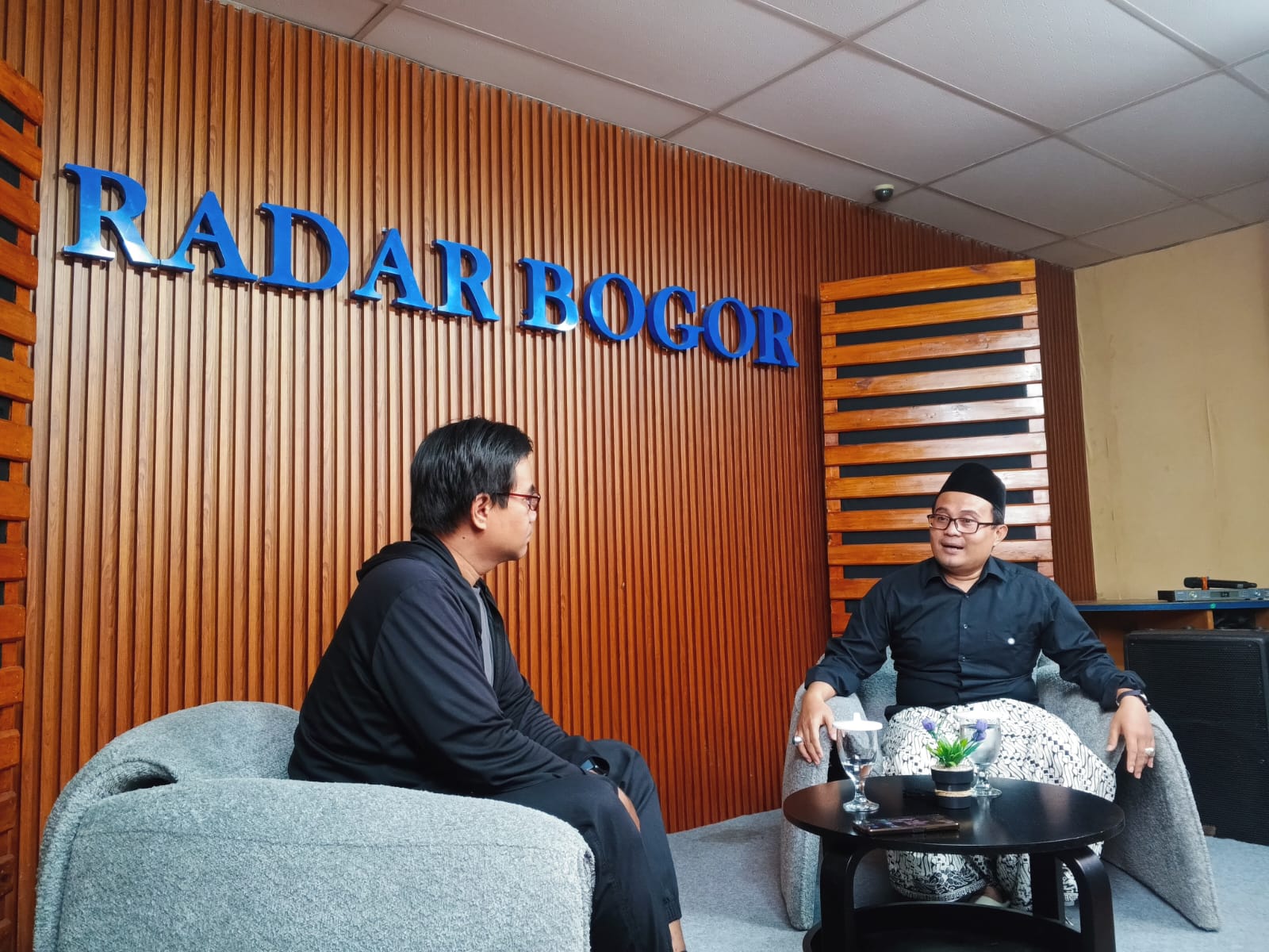 Ketua Panitia Pelantikan PC Jatma Aswaja Kota Bogor, Turmudi Hudri (kanan) saat menjadi narasumber Podcast Bicara Bogor oleh Radar Bogor.