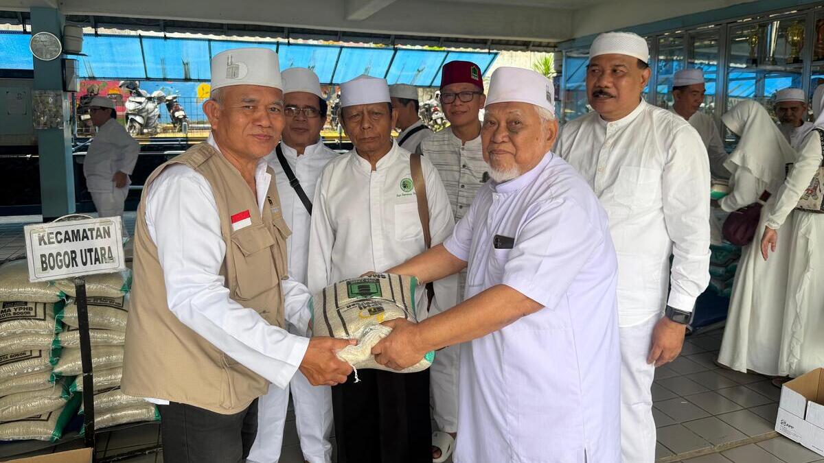 IPHI Kota Bogor bagikan paket beras ke warga.