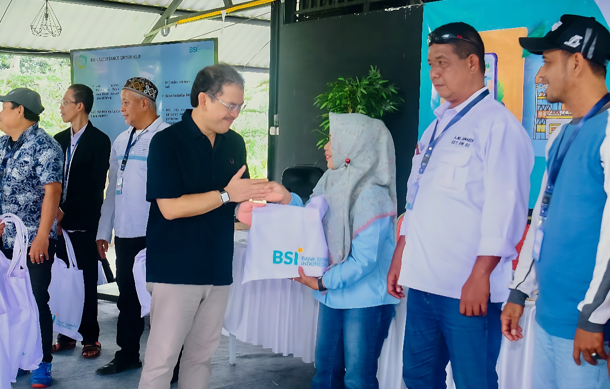 Anggota DPR RI, Asep Wahyuwijaya bersama pelaku UMKM&nbsp;di Aula Kampung Febri, Kecamatan Cibungbulang, Kabupaten Bogor,&nbsp;Minggu&nbsp;(8/2/2026).