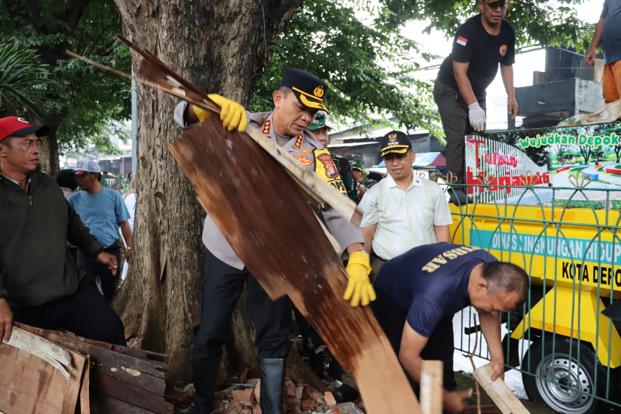 Walikota Depok Supian Suri bersama Kapolres Metro Depok dan sejumlah masyarakat mengakut sampah di kawasan Sukmajaya, Kota Depok, Minggu 8 Februari 2026.
