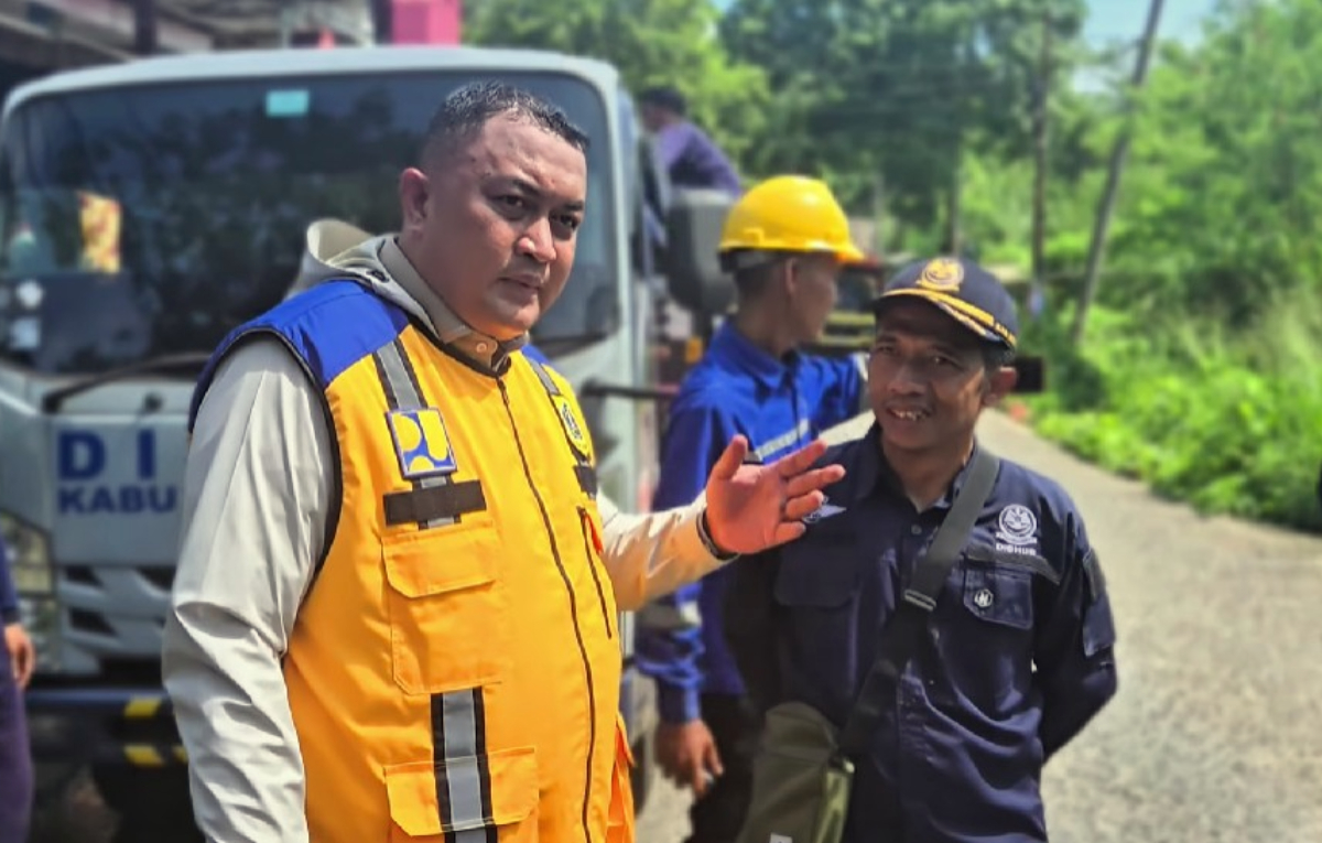 Bupati Bogor, Rudy Susmanto saat meninjau pembangunan di daerah.