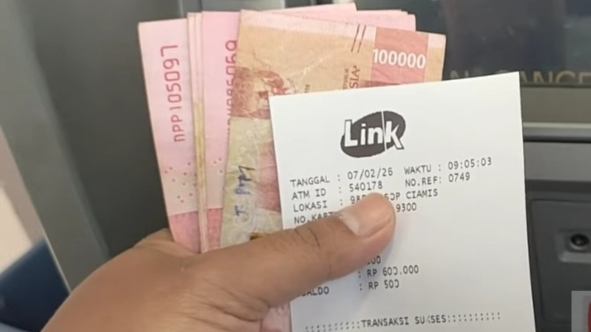 Ilustrasi penarikan tunai bansos PKH tahap 1 di mesin ATM