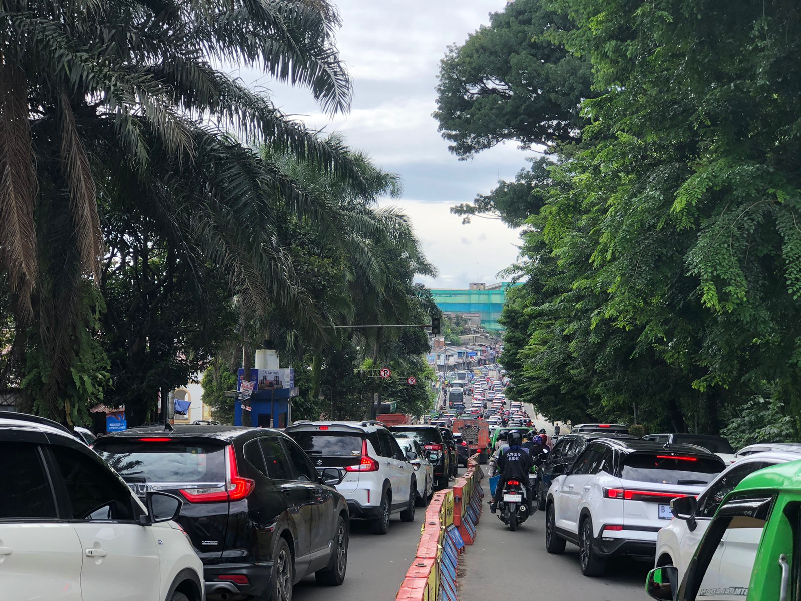 Kepadatan arus lalu lintas di Jalan Otista, Kota Bogor, Minggu 8 Februari 2026.