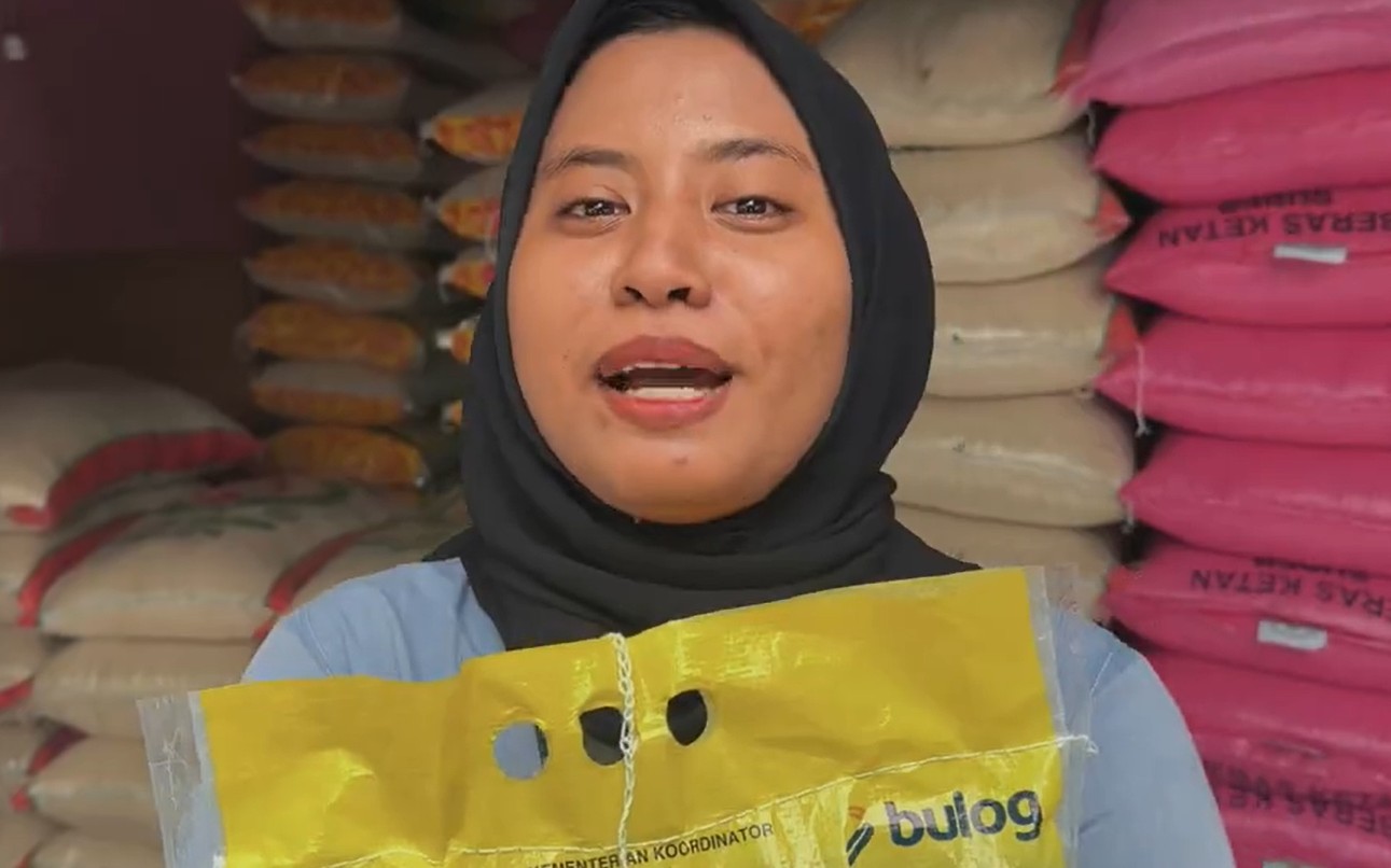 Ilustrasi KPM yang menerima pencairan bantuan beras jelang lebaran 2026
