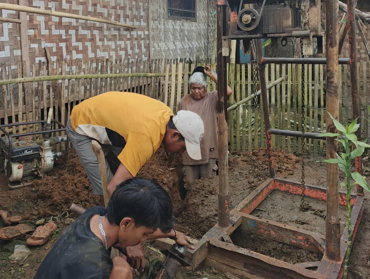 Proses pembuatan sumur bor di Kampung Adat Urug Tonggoh, Desa Urug, Sukajaya oleh Mahasiswa UMBARA dengan menggandeng perusahaan.