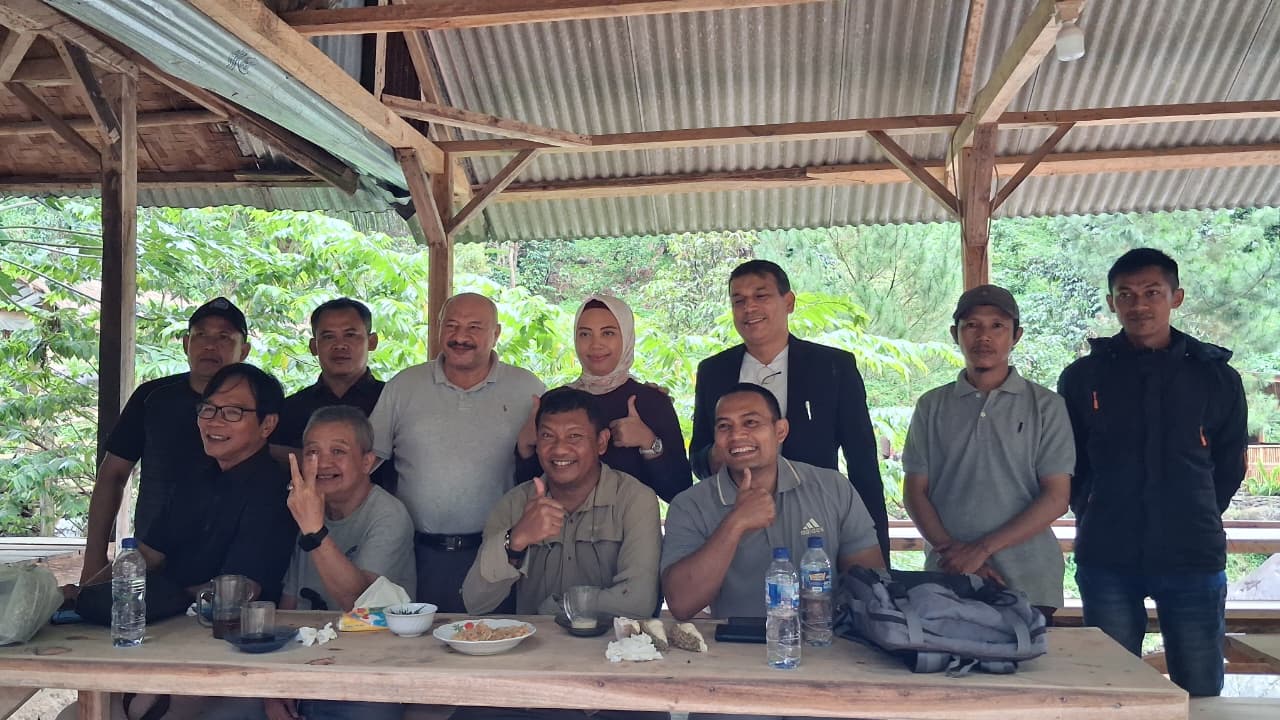 Danlanud Atang Sendjaja, Marsekat Pertama TNI A. F. Picaulima saat menjembatani masyarakat bertemu dengan buyer kopi asal Mesir di Desa Karang Tengah, Kecamatan Babakan Madang, Kabupaten Bogor.