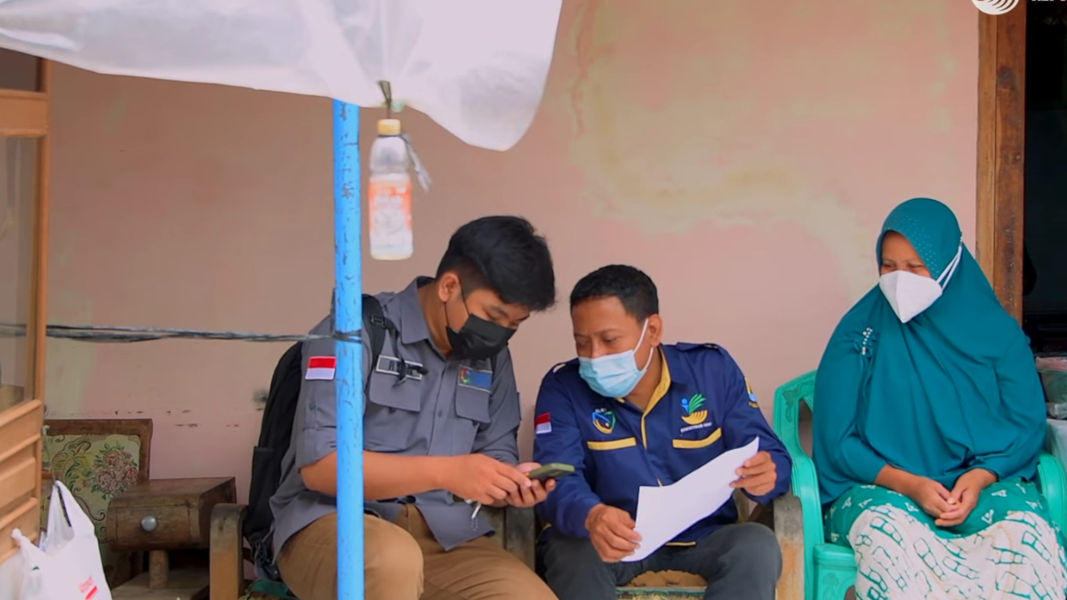Ilustrasi petugas lapangan survey data KPM bansos untuk pemuktahiran data