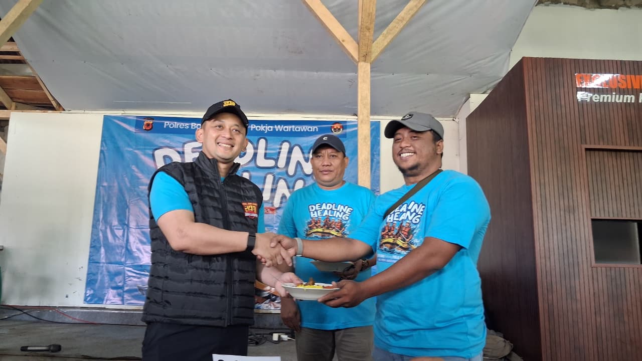 Kapolres Bogor, AKBP Wikha Ardilestanto didampingi Wakapolres Kompol Rizka Fadhila, Ketua PWI Kabupaten Bogor, Dedy Firdaus serta Ketua Pokja Polres Bogor, Putra Ramadhani.