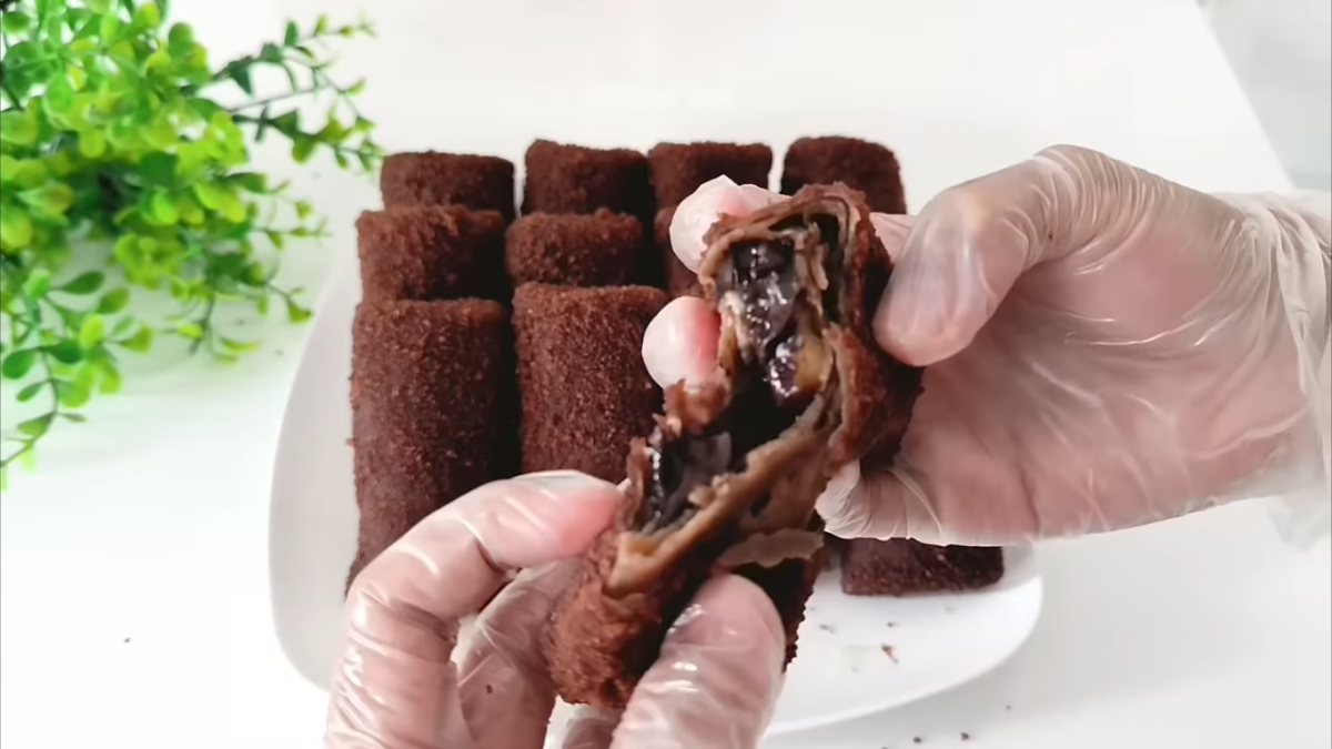 Ilustrasi risol pisang cokelat yang cocok untuk takjil bulan Ramadhan.