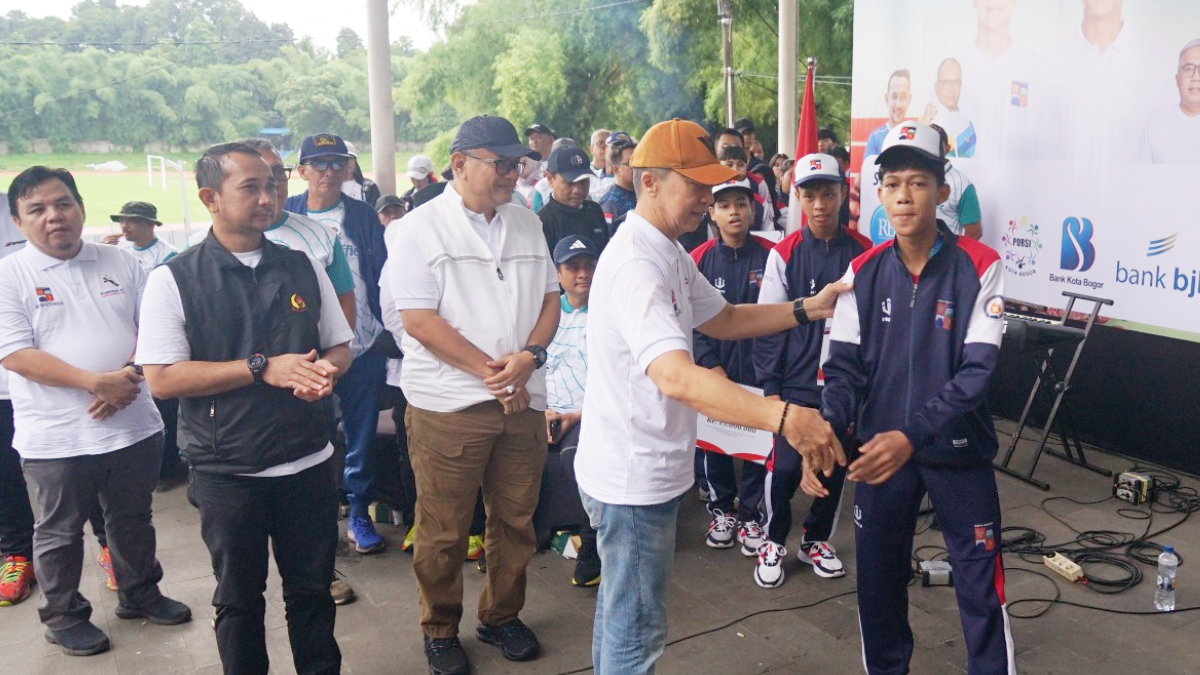 Wali Kota Bogor Dedie A Rachim saat menyerahkan bonus untuk atlet Kota Bogor.