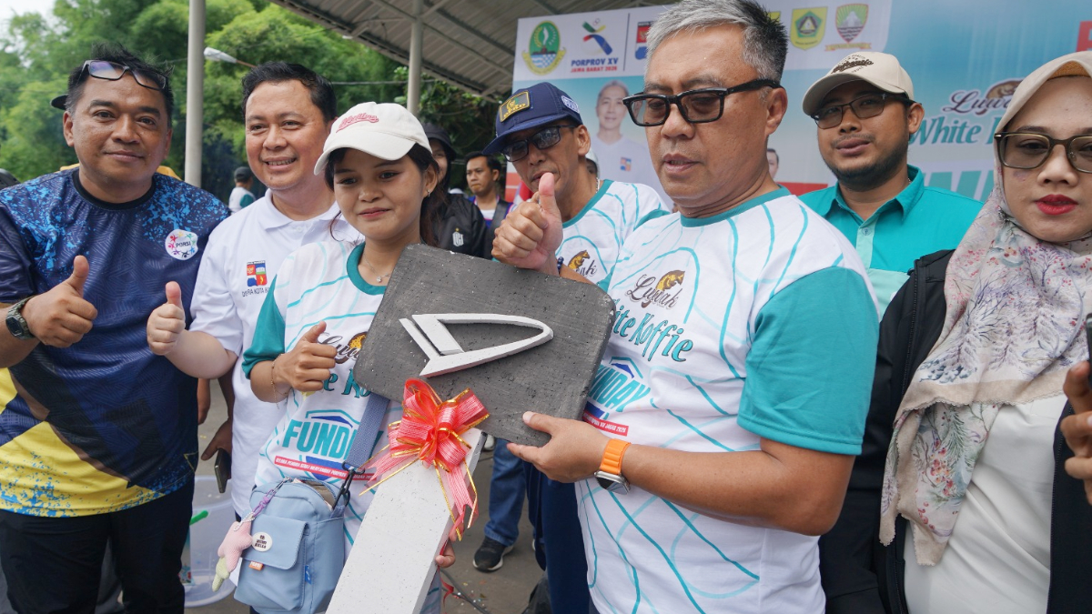 Warga Cimanggu menjadi pemenang hadiah utama sebuah mobil pada Funday di Kota Bogor, Minggu, 8 Februari 2026.