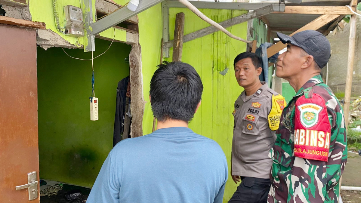 Polisi saat mendatangi lokasi ledakan tabung gas di Gunung Putri, Kabupaten Bogor.
