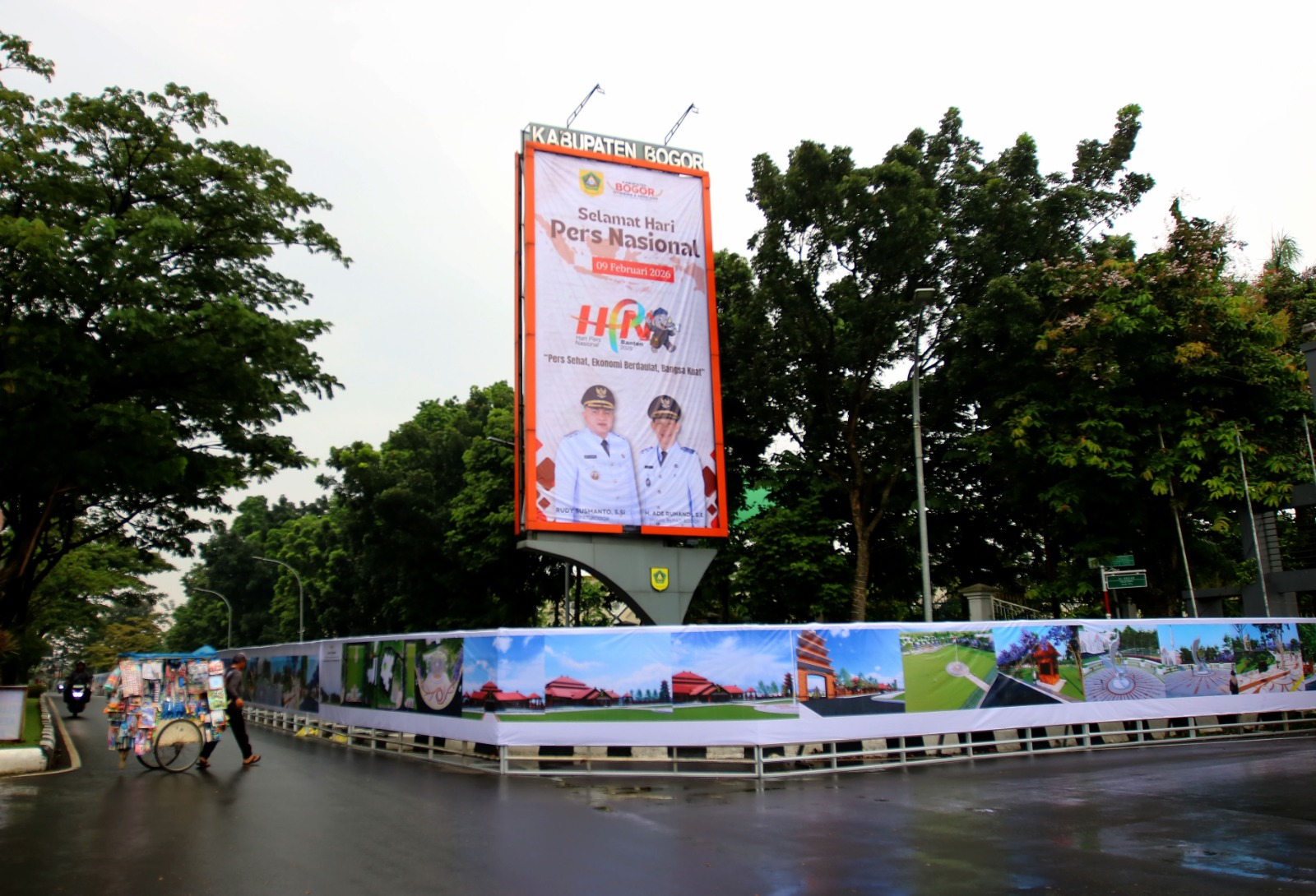 Pengendara melintas di kawasan pembangunan Alun-alun Tegar Beriman di Jalan Tegar Beriman, Kecamatan Cibinong, Kabupaten Bogor.