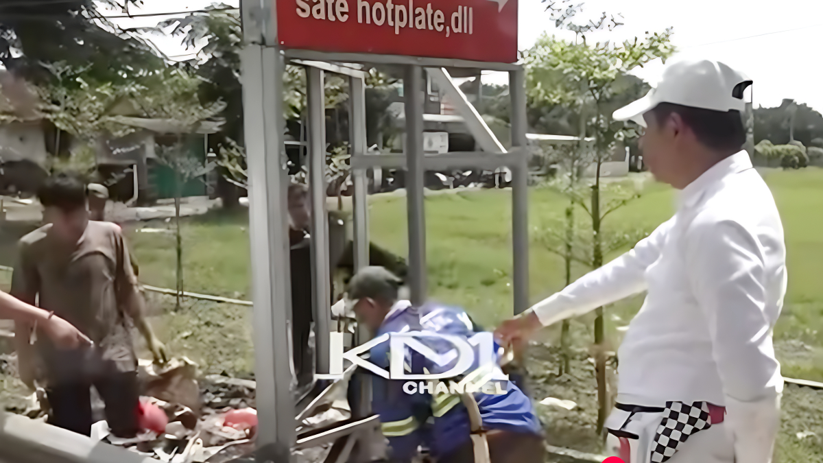 Gubernur Jawa Barat Dedi Mulyadi saat menertibkan reklame.