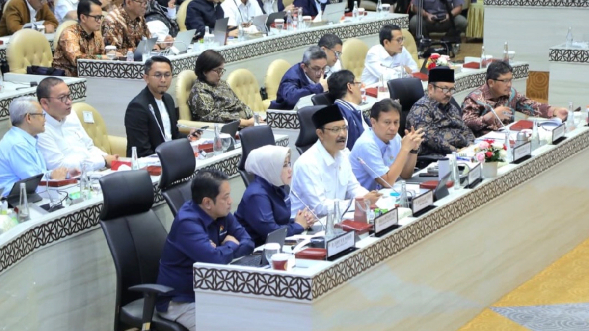 Menteri Sosial Saifullah Yusuf dalam Rapat Konsultasi Pimpinan DPR RI bersama Komisi VIII, IX, dan XI, 9 Februari 2026.