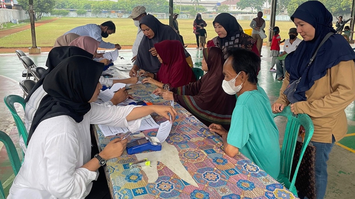 Ilustrasi penyaluran bansos kepada keluarga penerima manfaat.