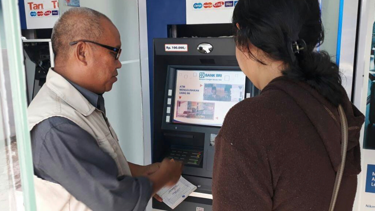 Ilustrasi KPM mencairkan dan bantuan sosial atau bansos melalui mesin ATM.